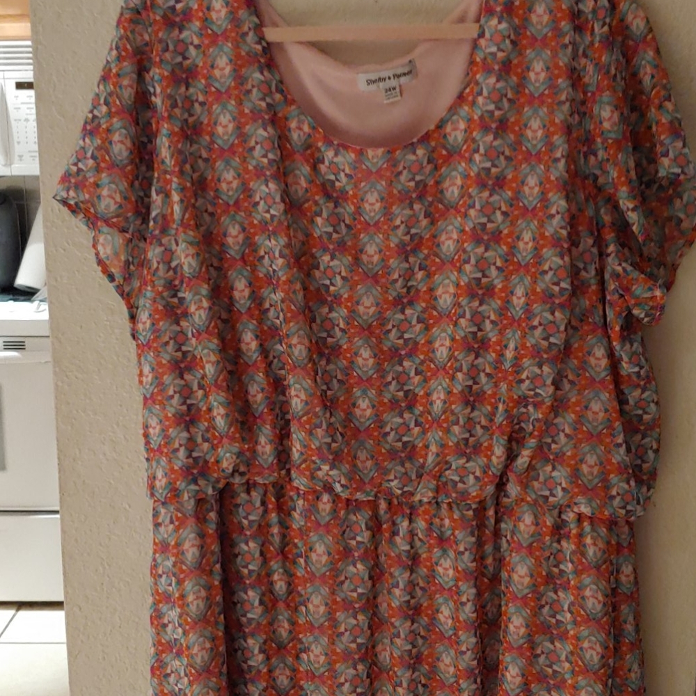 Very pretty dress. Elastic waist and lined